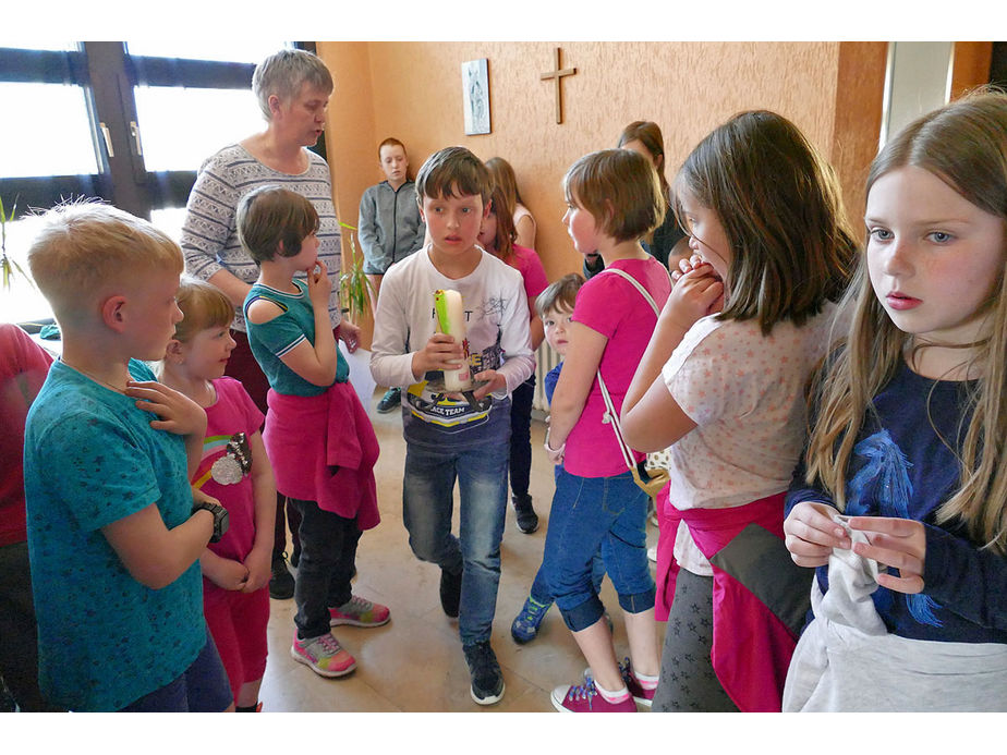 Kinderkarfreitagsliturgie im Gemeindezentrum (Foto: Karl-Franz Thiede)